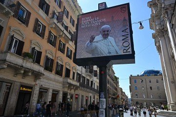 Na Via del Corso, em Roma, homenagem ao papa Francisco, que teve um pontificado marcado por ações consideradas mais progressistas   -  (crédito:  AFP)