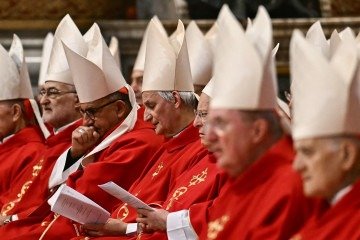  O cardeal italiano Matteo Maria Zuppi (C) comparece à missa do Sexto Novemdiale na Basílica de São Pedro ao lado de outros cardeais, após o funeral do Papa e antes do conclave, no Vaticano, em 1º de maio de 2025. (Foto de Filippo MONTEFORTE / AFP)
       -  (crédito: FILIPPO MONTEFORTE/AFP)