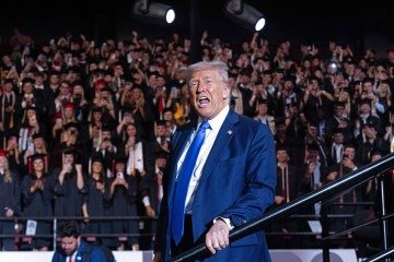  US President Donald Trump gestures after delivering commencement remarks at the University of Alabama in Tuscaloosa, Alabama, on May 1, 2025. (Photo by SAUL LOEB / AFP)
      Caption  -  (crédito: SAUL LOEB / AFP)