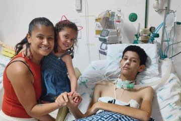Stefane Gabriela de Oliveira Santos, de 33 anos, ao lado de Antônio, de 17, e da filha, de 4. Na foto, a mãe ainda não tinha ciência da gravidade do caso -  (crédito: Arquivo pessoal)