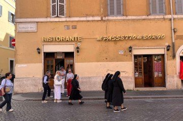 A fachada do Al Passeto de Borgo, a 500m do Vaticano -  (crédito: Rodrigo Craveiro/CB Press)