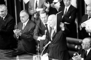 05/10/1988. Crédito: Givaldo Barbosa/CB/D.A Press. Brasil. Brasília - DF. Senador Mauro Benevides, o presidente do Brasil, José Sarney e o deputado federal Ulysses Guimarães que segura a Constituição Federal durante sessão de promulgação da nova Constituição, no plenário da Câmara dos Deputados. 
CB, Neg.: N - 200.942;
CB, 05/10/2003. Política, p. 2; 
CB, 14/11/2012. Suplemento Especial, p. 3; 
CB, 27/08/2013. Suplemento Publicitário Modernização Trabalhista, p. 8; 
CB, 30/09/2013. Política, p. 5;
 -  (crédito: Givaldo Barbosa/CB/D.A Press)