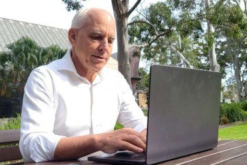 O professor Norman Wildberger, da UNSW, propôs uma nova abordagem para resolver equações polinomiais de grau superior, desafiando séculos de consenso matemático -  (crédito: Divulgação / UNSW Sydney)