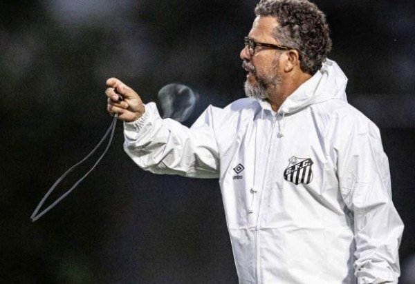 TÉCNICO: CLÉBER XAVIER -Em seu jogo de estreia, fez o time ter algumas novidades, como o posicionamento de Rollheiser perto da área e com liberdade para Guilherme na frente. Contudo, seu time fez um jogo nem meia-boca, deixando o rival mais com a bola, mesmo jogando em casa, e perdendo chances quando estas apareceram. Felizmente, uma delas, de Rollheiser, entrou. Fez substituições que mostraram ainda não conhecer o time. Matou o ataque ao ttirar Guilherme. NOTA 4,0. Foto: Raul Baretta/Santos 