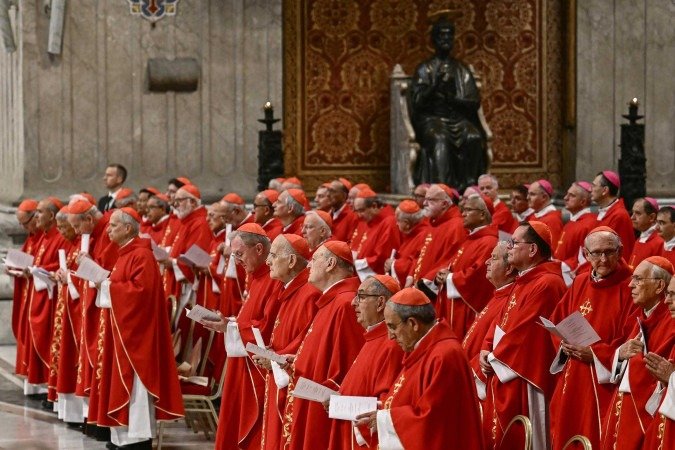 Cardeais assistem à missa do Sexto Novemdiale com uma estátua de São Pedro ao fundo na Basílica de São Pedro, após o funeral do Papa e antes do conclave, no Vaticano, em 1º de maio de 2025. (Foto de Filippo MONTEFORTE / AFP)
- (crédito: FILIPPO MONTEFORTE/ AFP) Cardeais assistem à missa do Sexto Novemdiale com uma estátua de São Pedro ao fundo na Basílica de São Pedro, após o funeral do Papa e antes do conclave, no Vaticano, em 1º de maio de 2025. (Foto de Filippo MONTEFORTE / AFP)
- (crédito: FILIPPO MONTEFORTE/ AFP)