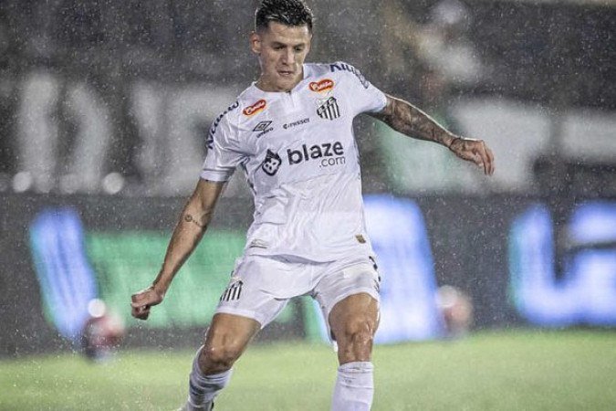 LEO GODOY - Substituiu Aderlan aos 19 minutos do 2º tempo. Travou batalha ferrenha com David da Hora, levando a melhor na maioria das vezes. Logo foi amarelado e, no último lance do jogo, expulso por falta dura, mas salvando o que poderia ser o gol da vitória do CRB. NOTA 5,0. Foto: Raul Baretta/ Santos