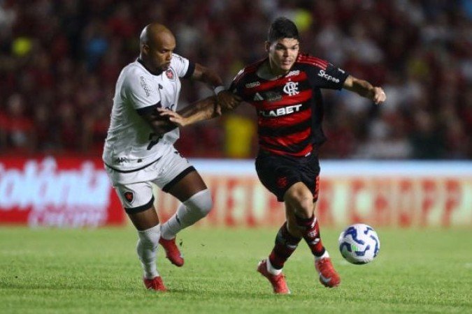 AYRTON LUCAS - Com caminho livre, esteve muito presente no ataque. No entanto, errou em alguns passes. No segundo tempo, arriscou um chutaço de fora da área. NOTA 6.0 - Foto: Gilvan de Souza/Flamengo