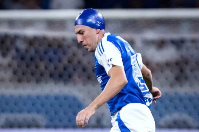 VILLALBA - Apesar de alguns passes errados, também teve uma atuação segura e ganhou seus embates contra os atacantes do Vila Nova. NOTA: 6,0 - Foto: Gustavo Aleixo/Cruzeiro