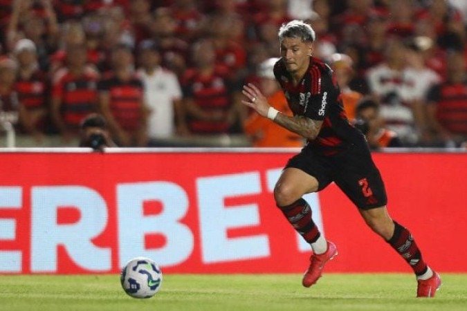 VARELA - Mostrou muita vontade. Fez bons cruzamentos para as chances perdidas por Bruno Henrique e por Juninho, que furou sozinho na Ã¡rea. NOTA 6.5 - Foto: Gilvan de Souza/Flamengo