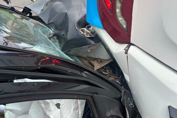 Dois ônibus e um carro se envolveram em um acidente na manhã desta quinta, na EPIG - (crédito: Reprodução/Arquivo pessoal) Dois ônibus e um carro se envolveram em um acidente na manhã desta quinta, na EPIG - (crédito: Reprodução/Arquivo pessoal)