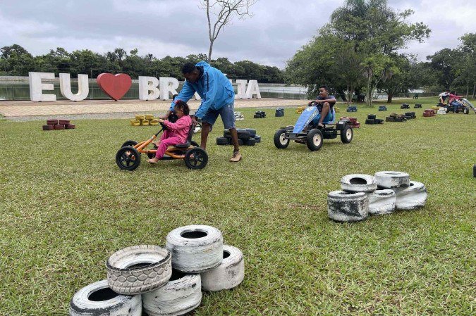 Paulo Henrique brincando com os filhos no Kart pedal -  (crédito: Davi Cruz/CB/DA Press)