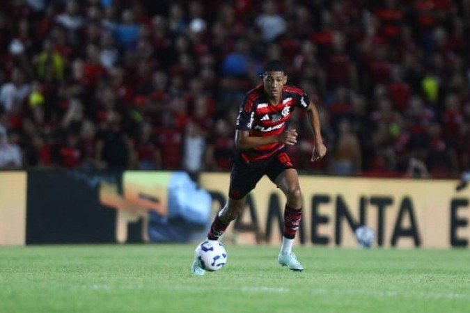 JOÃO VICTOR - Ganhou mais minutos em campo. Uma das promessas do clube fez um jogo correto e procurou sempre auxiliar Danilo. NOTA 6.0 - Foto: Gilvan de Souza/Flamengo