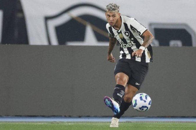 Ponte trava uma bela disputa com Vitinho pela lateral direita - (crédito: Foto: Vitor Silva/Botafogo) Ponte trava uma bela disputa com Vitinho pela lateral direita - (crédito: Foto: Vitor Silva/Botafogo)