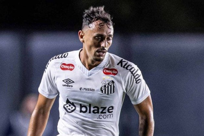 DIEGO PITUCA – Apagadíssimo. Desta vez nem sequer conseguiu tramar alguma coisa aparecendo próximo da área, sua especialidade. Corretamente substituído no segundo tempo. NOTA 4,0. Foto: Raul Baretta/ Santos