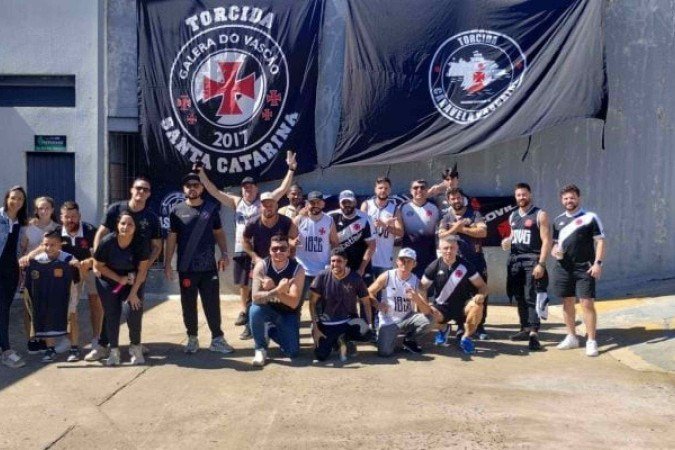 Torcida do Vasco se reúne nos arredores do Germano Krüger, em Ponta Grossa - (crédito: Foto: Gabriel Sawaf / J10) Torcida do Vasco se reúne nos arredores do Germano Krüger, em Ponta Grossa - (crédito: Foto: Gabriel Sawaf / J10)