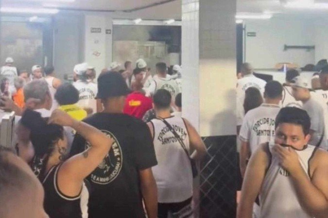 Torcedores do Santos em confusão na Vila Belmiro - (crédito: Foto: Reprodução) Torcedores do Santos em confusão na Vila Belmiro - (crédito: Foto: Reprodução)