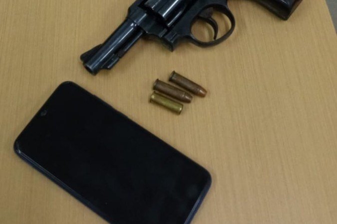 Polícia encontrou arma, celular e cartuchos calibre 38 com a vítima - (crédito: PMMG/Divulgação) Polícia encontrou arma, celular e cartuchos calibre 38 com a vítima - (crédito: PMMG/Divulgação)