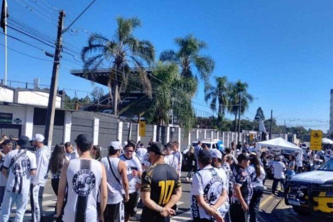 Torcida do Operário confiante no resultado positivo sobre o Vasco - (crédito: Foto: Gabriel Sawaf / Jogada10) Torcida do Operário confiante no resultado positivo sobre o Vasco - (crédito: Foto: Gabriel Sawaf / Jogada10)