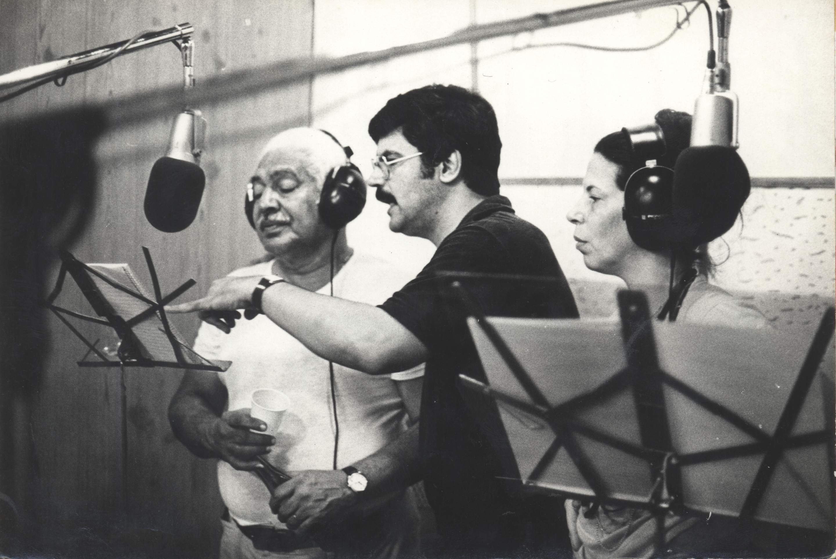  Dorival, Dori e Nana Caymmi em um est..dio de grava....o (Acervo Fam..lia Caymmi)     