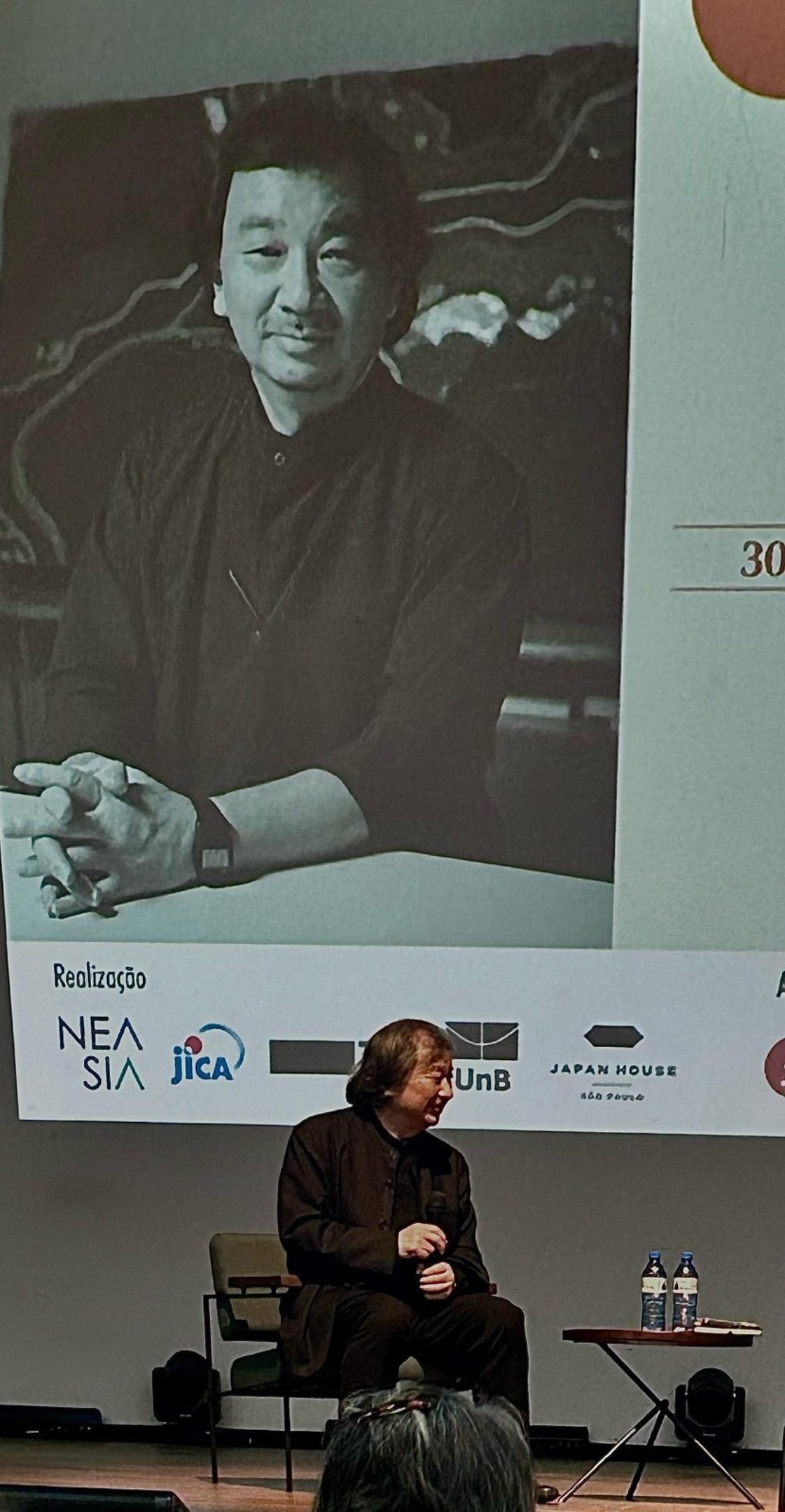 Foto do arquiteto Shigeru Ban em aula magna na Faculdade de Arquitetura da UnB