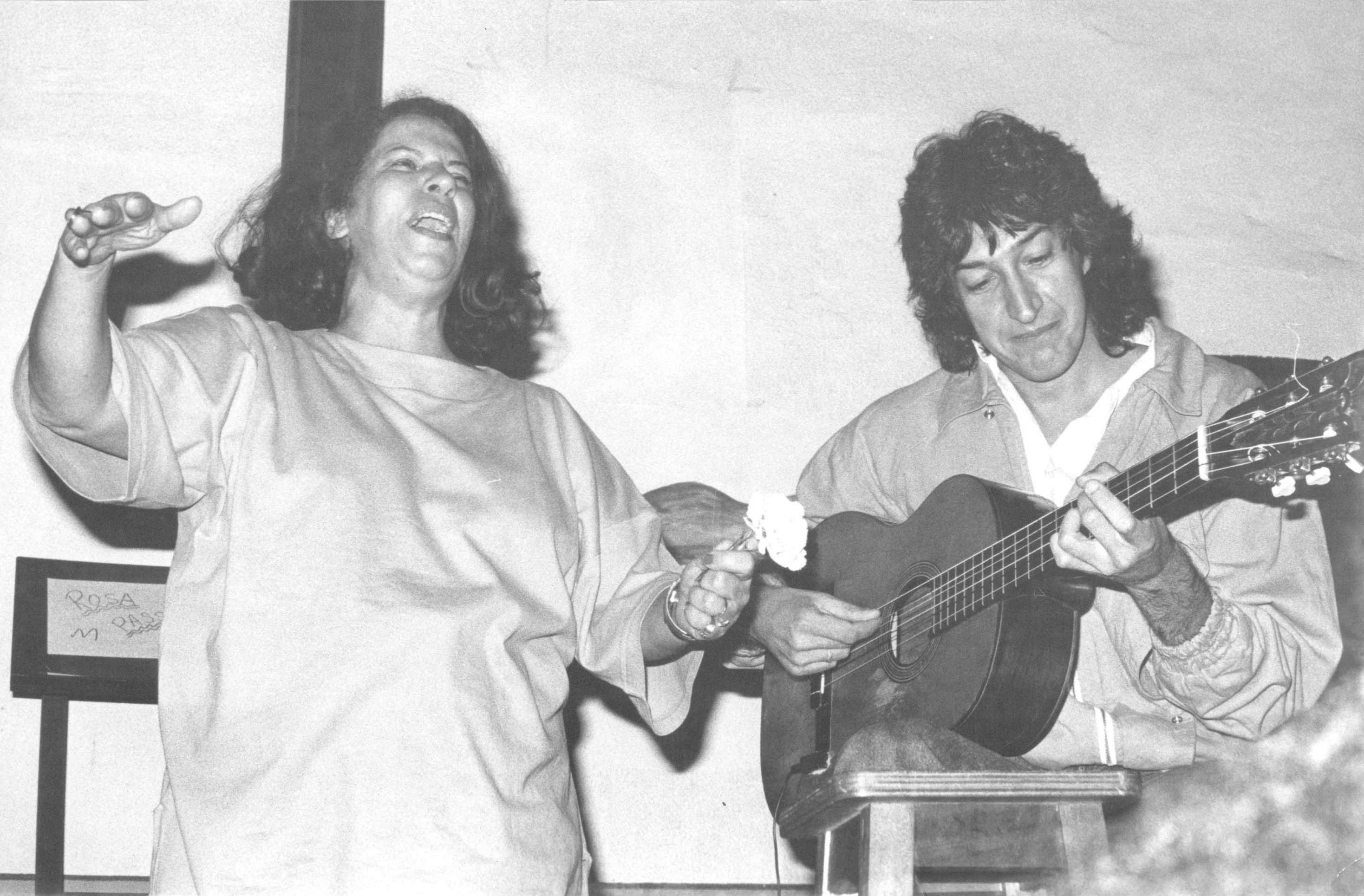  29/07/1985. Crédito: Mila Petrillo/CB/D.A Press. Brasil. Brasília - DF. Cantora Nana Caymmi ao lado do compositor, arranjador e produtor musical Toninho Horta, no Bom Demais.       Caption 