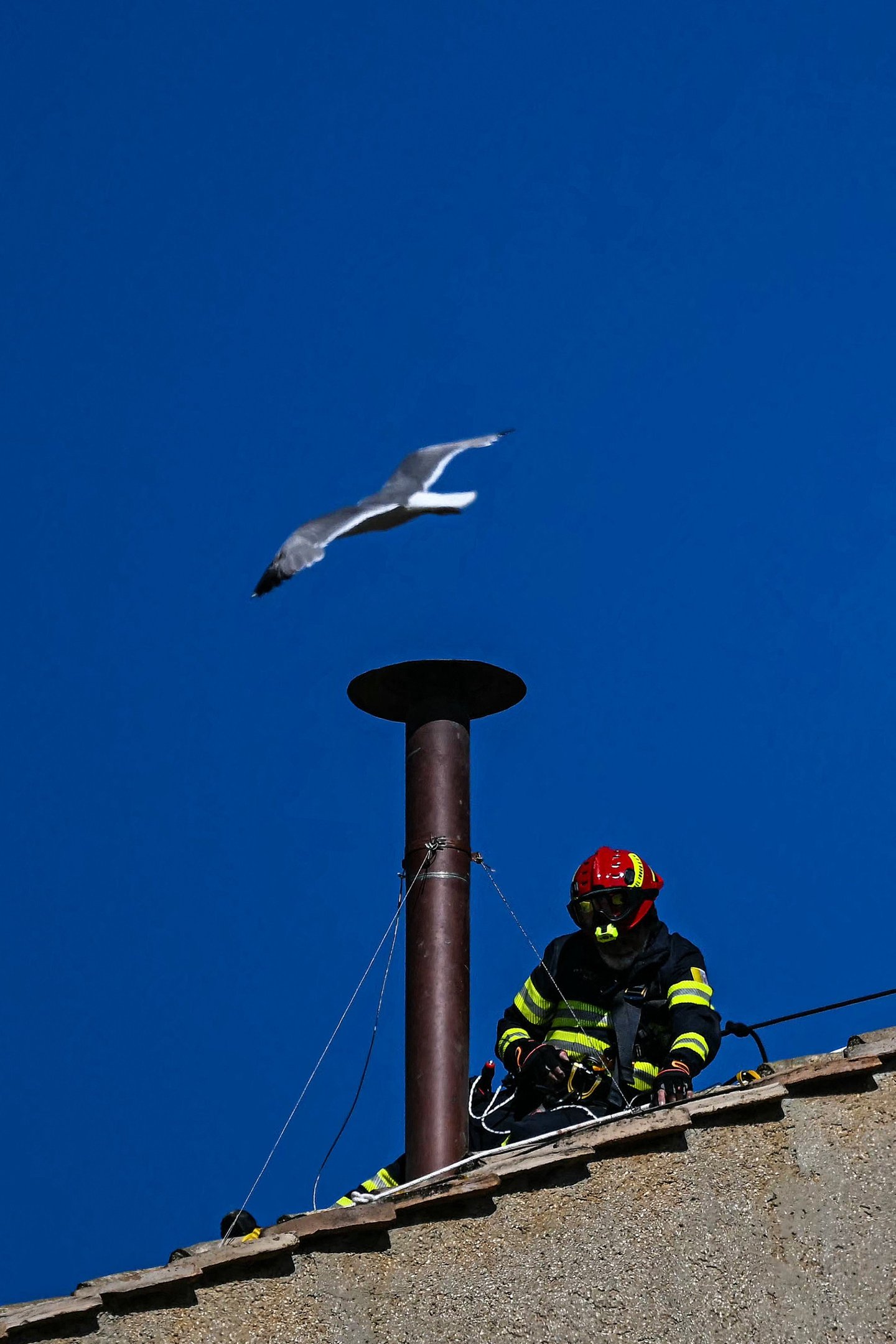 Bombeiros instalam chaminé no teto da Capela Sistina