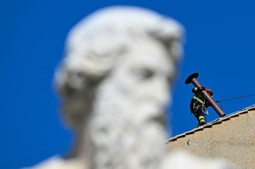 Bombeiros instalam chaminé no teto da Capela Sistina       -  (crédito: Gabriel Bouys/AFP)