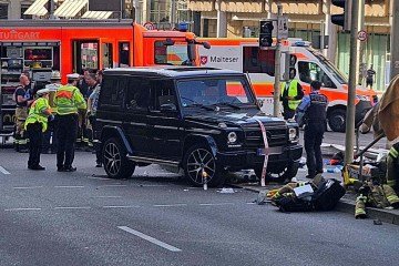 Polícia e membros de serviços de emergência trabalham no local onde uma Mercedes colidiu com um grupo de pessoas em Stuttgart, sul da Alemanha, em 2 de maio de 2025 -  (crédito: Andreas Rosar/DPA/AFP)