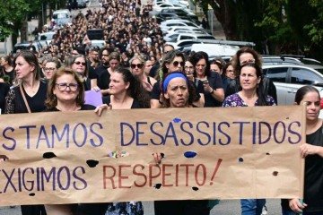 Professores saíram às ruas em solidariedade à colega agredida na escola João de Zorzi -  (crédito: Gabriel Lain / Sindiserv)