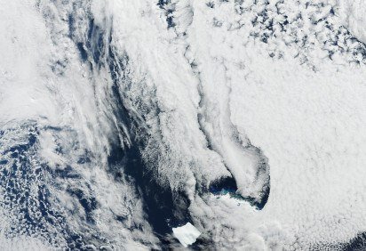 Imagem do satélite Sentinel-3 mostra o iceberg A23a cercado por blocos menores de gelo, indício de sua fragmentação no Atlântico Su -  (crédito: Divulga&ccedil;&atilde;o / Ag&ecirc;ncia Espacial Europeia) -Imagem do satélite Sentinel-3 mostra o iceberg A23a cercado por blocos menores de gelo, indício de sua fragmentação no Atlântico Su -  (crédito: Divulga&ccedil;&atilde;o / Ag&ecirc;ncia Espacial Europeia)