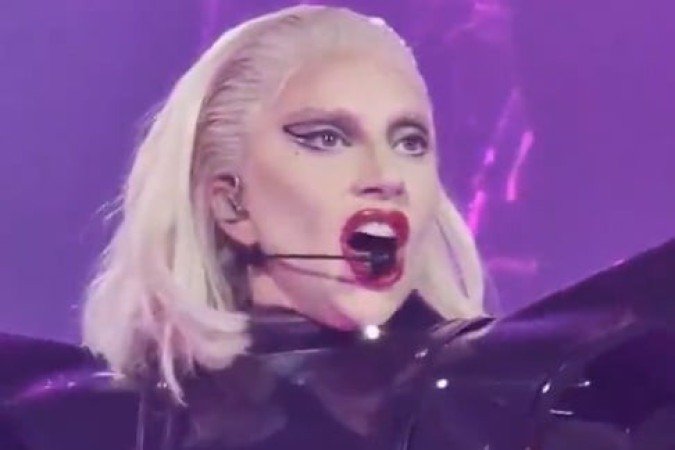 Curiosamente, Lady Gaga também revelou, em 2010, ter um diagnóstico genético de lúpus, embora nunca tenha desenvolvido os sintomas da doença até o momento. Esse histórico familiar, somado à fibromialgia, reforça o quanto o corpo da artista vive sob constante vigilância médica. - (crédito: twitter.com/gagadaily) Curiosamente, Lady Gaga também revelou, em 2010, ter um diagnóstico genético de lúpus, embora nunca tenha desenvolvido os sintomas da doença até o momento. Esse histórico familiar, somado à fibromialgia, reforça o quanto o corpo da artista vive sob constante vigilância médica. - (crédito: twitter.com/gagadaily)