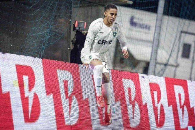 Erick Marcus (esq.), agora ex-Vasco, vem se destacando pelo Ludogorets (BUL) - (crédito: Foto: Divulgação / Ludogorets) Erick Marcus (esq.), agora ex-Vasco, vem se destacando pelo Ludogorets (BUL) - (crédito: Foto: Divulgação / Ludogorets)