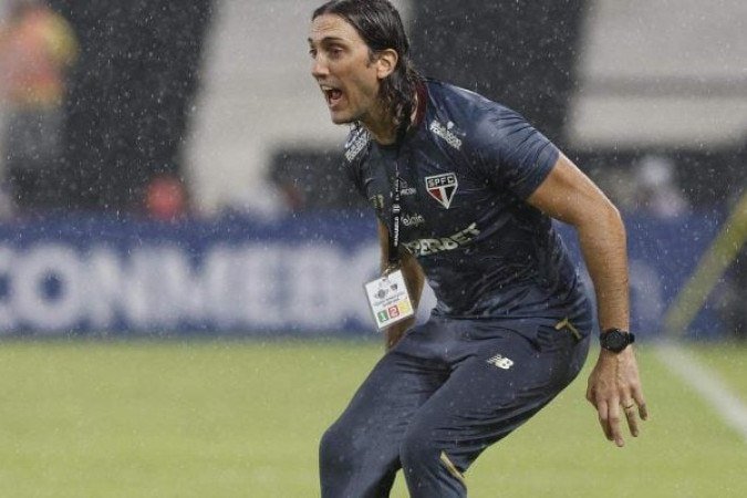 TÉCNICO: LUIZ ZUBELDÍA – Seu time, mais uma vez, deixou a desejar, sendo envolvido no primeiro tempo. Ajustou o posicionamento de Alisson, o que trouxe uma leve melhora, mas a verdade é que a equipe segue muito fraca ofensivamente. Suas substituições não surtiram efeito. Nota: 4,0. Foto: Rubens Chiri/São Paulo