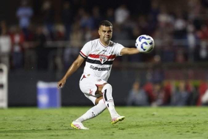 ALISSON – Teve de atuar mais recuado no primeiro tempo, pois o Fortaleza foi superior e perigoso. Como Ferraresi precisava de ajuda, Alisson cobriu bem seu setor. No apoio ofensivo, fez poucas investidas. Cobrou uma falta com perigo. Na etapa final ficou ainda mais recuado, deixando Bobadilla investir mais na criação.  Nota: 6,5. Foto: Rubens Chiri/São Paulo