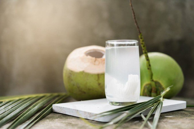A água de coco oferece benefícios além da hidratação (Imagem: Here Asia | Shutterstock) - (crédito: EdiCase) A água de coco oferece benefícios além da hidratação (Imagem: Here Asia | Shutterstock) - (crédito: EdiCase)
