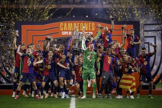 jogadores do Barça levantam troféu da Copa do Rei da Espanha - (crédito: Foto: Divulgação / Barcelona) jogadores do Barça levantam troféu da Copa do Rei da Espanha - (crédito: Foto: Divulgação / Barcelona)