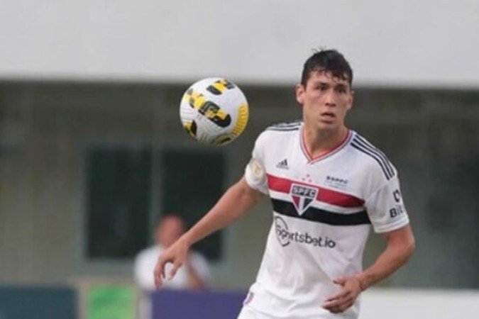 FERRARESI – Zagueiro adaptado na lateral-direita, mandou mal no primeiro tempo. Foi facilmente envolvido na maioria das jogadas, demonstrando muita fragilidade na marcação. Quando tentou apoiar o ataque, foi pouco eficaz. No segundo tempo teve o mérito de salvar na pequena área um gol, do Fortaleza, travando Breno Lopes. Nota: 5,5. Foto: Rubens Chiri/São Paulo