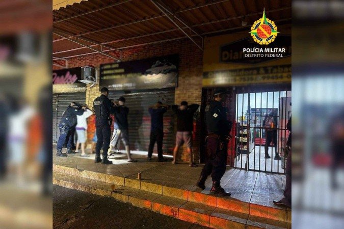 No Sudoeste, um estabelecimento foi flagrado desrespeitando a norma e recebeu uma multa istrativa - (crédito: Divulgação/PMDF) No Sudoeste, um estabelecimento foi flagrado desrespeitando a norma e recebeu uma multa istrativa - (crédito: Divulgação/PMDF)