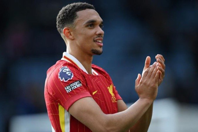 Alexander-Arnold terá sua primeira experiência fora do Liverpool -  (crédito: Foto: Shaun Botterill/Getty Images)