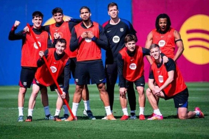 Jogadores do Barcelona durante treinamento da equipe -  (crédito: Foto: Divulgação)