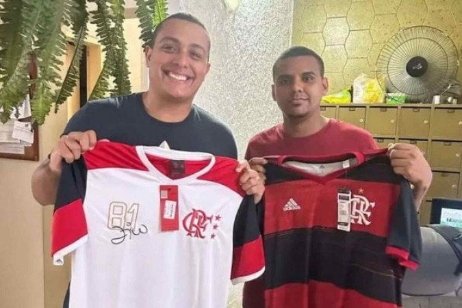 Torcedores do Fluminense deixaram rivalidade de lado e se solidarizam com torcedor do Flamengo, que foi vítima de agressão - (crédito: Foto: Arquivo pessoal) Torcedores do Fluminense deixaram rivalidade de lado e se solidarizam com torcedor do Flamengo, que foi vítima de agressão - (crédito: Foto: Arquivo pessoal)