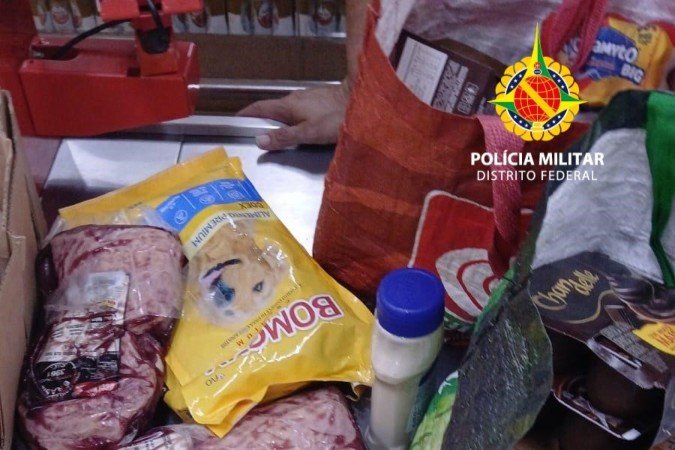 Entre as mercadorias, foram encontradas peças de picanha, sobremesas lácteas, margarina, maionese e legumes variados. - (crédito: PMDF) Entre as mercadorias, foram encontradas peças de picanha, sobremesas lácteas, margarina, maionese e legumes variados. - (crédito: PMDF)
