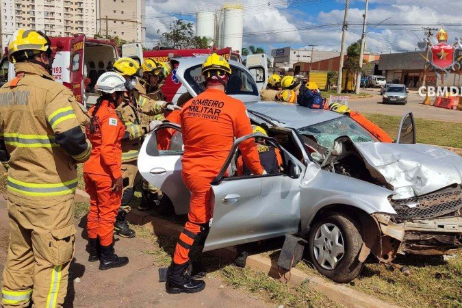 Acidente na BR-070 deixa três feridos. - (crédito: CBMDF) Acidente na BR-070 deixa três feridos. - (crédito: CBMDF)