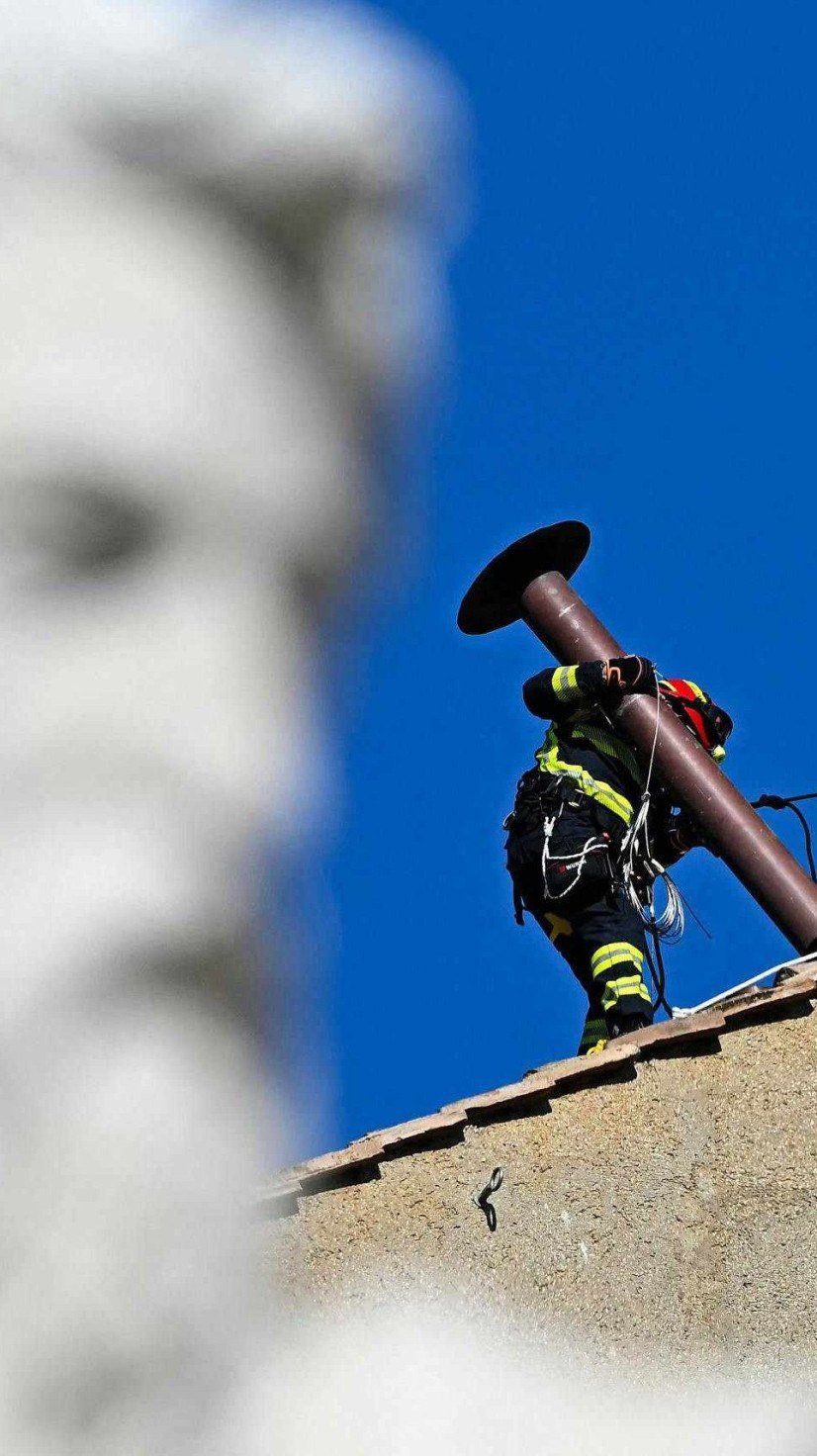 Bombeiros instalam chaminé no teto da Capela Sistina       -  (crédito: Gabriel Bouys/AFP)