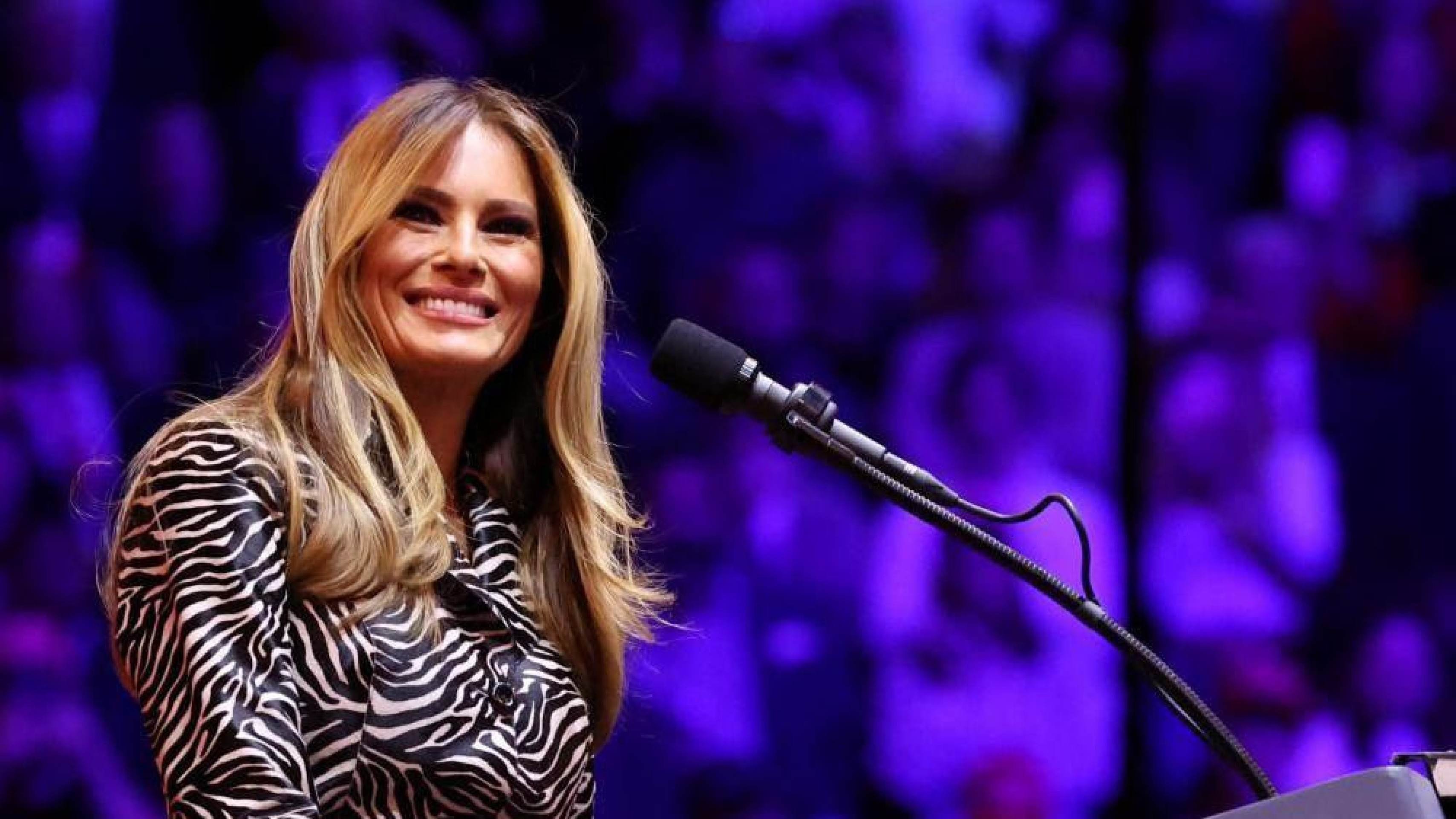 Melania Trump apareceu ao lado do marido na noite da eleição, sorrindo pouco antes de ele declarar vitória -  (crédito: Getty Images)