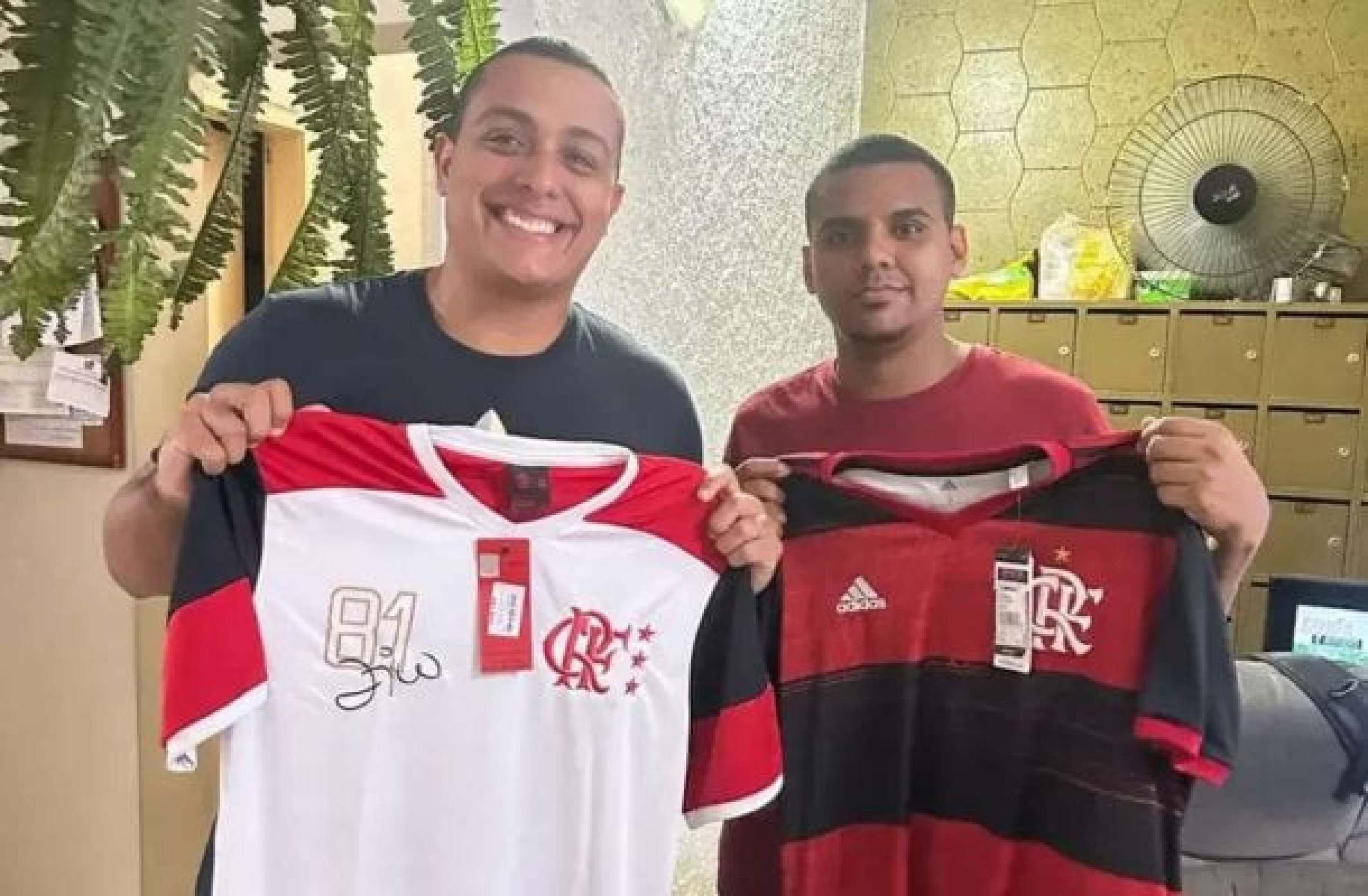Torcedor ganha camisas do Flamengo após sofrer agressão durante o clássico Torcedor ganha camisas do Flamengo após sofrer agressão durante o clássico