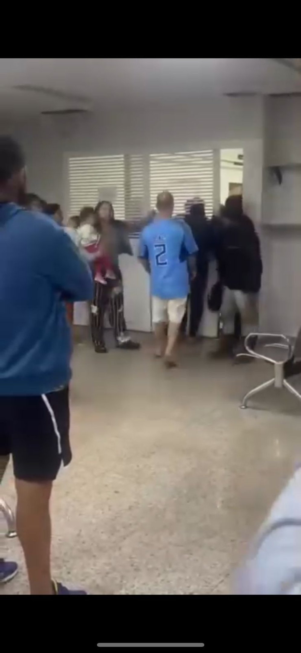 Vídeo: acompanhantes tentam invadir área de consultórios no HMIB Vídeo: acompanhantes tentam invadir área de consultórios no HMIB