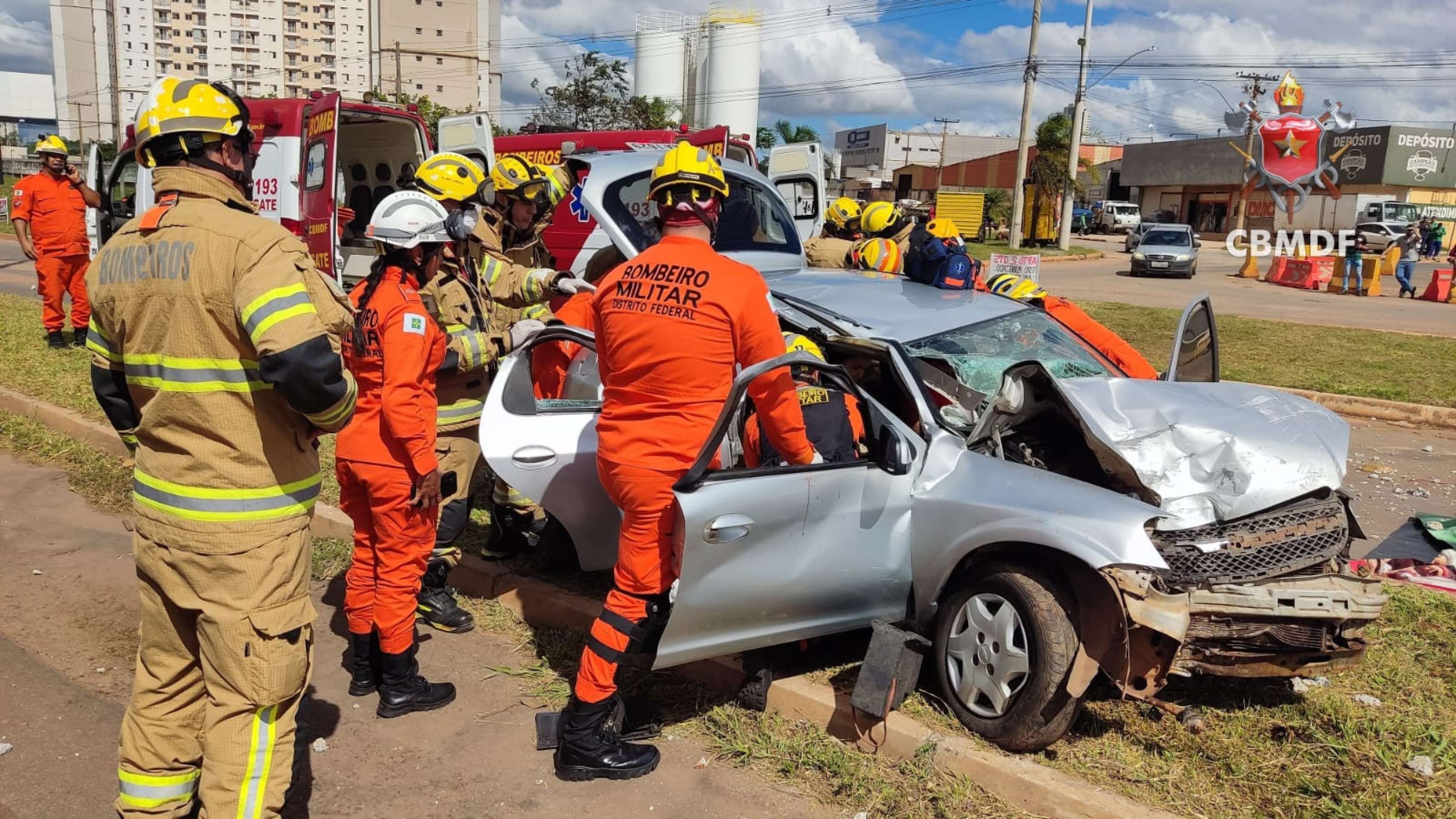 Colisão de carro contra poste de iluminação deixa três feridos na BR-070 