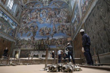 Operários instalam o piso na Capela Sistina: últimos ajustes no local do conclave, que começa na próxima quarta-feira        -  (crédito: Mídia do Vaticanoi/AFP)