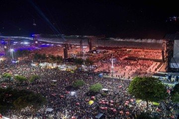 Aerial view of fans waiting for the mega-concert of US pop star Lady Gaga at Copacabana beach in Rio de Janeiro, Brazil on May 3, 2025. (Photo by Daniel RAMALHO / AFP)
       -  (crédito:  Daniel RAMALHO / AFP)